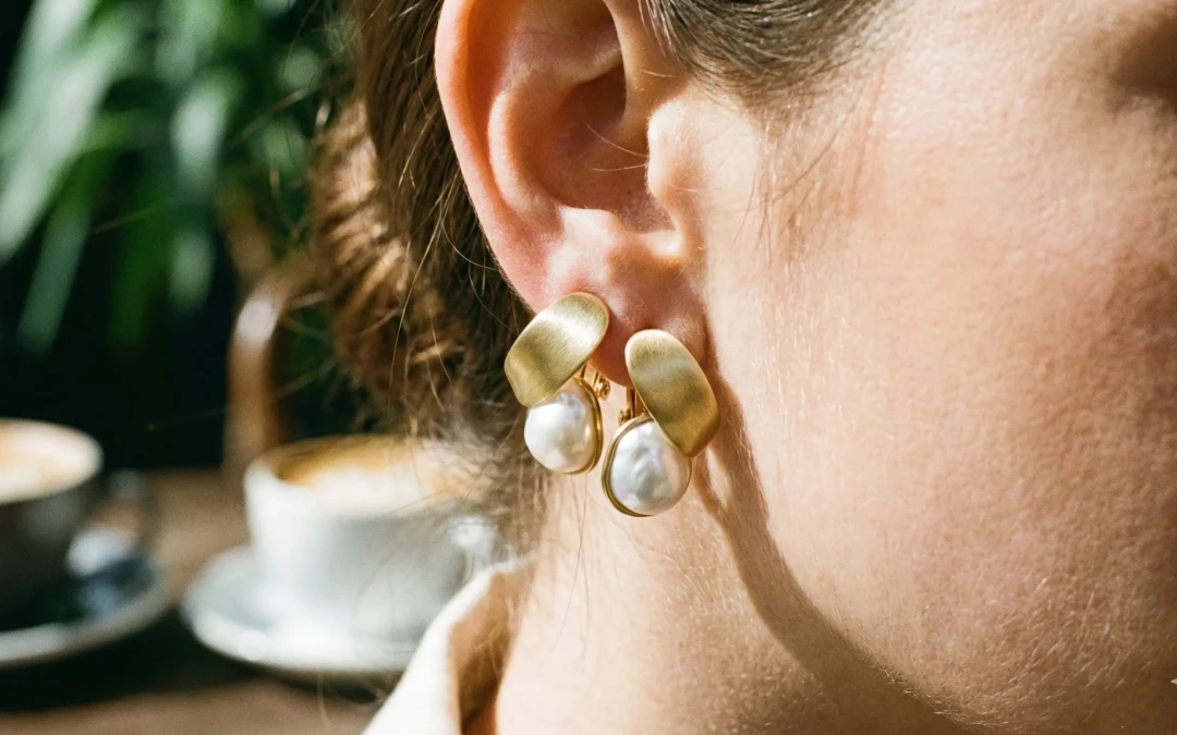 Pourquoi les boucles d’oreille clips reviennent en force en 2026 ?